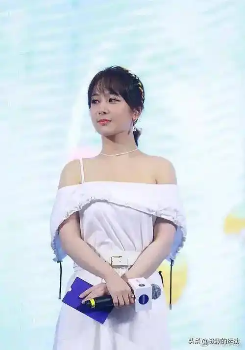 杨紫怎么了?被自家粉丝说又土又壮,还嘲上热搜了_衬衫_云朵_长裤