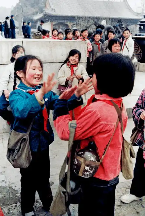 以为这里是孤儿院红旗下的红领巾"我遇到的青少年,在他们十几岁的时候