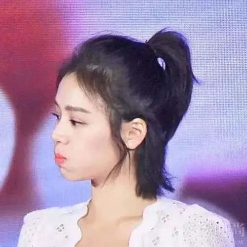 你也可以试试半扎高马尾,一样青春无敌!