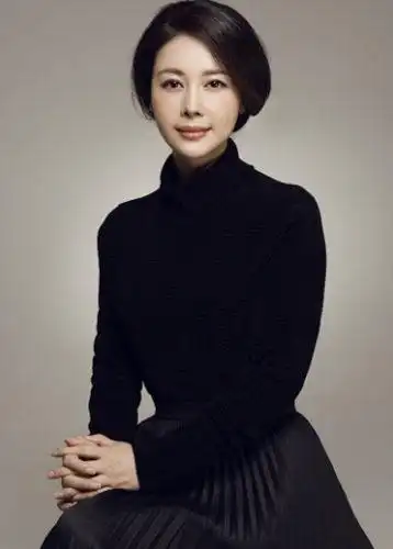 乡里彩虹城里雨热播邓英变侦探破重重迷雾