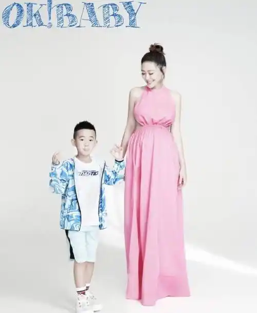 应采儿晒陈小春父子三人合照,二儿子小手小腿胖嘟嘟超想摸,应采儿意外