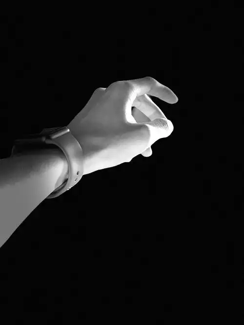 总想抓住拿一束光,但是却碰都碰不到.