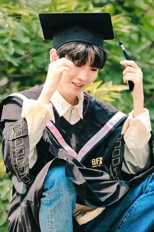 王俊凯超话#王俊凯拍毕业照#就是爱你从校服到学士服陪一个小男孩告别