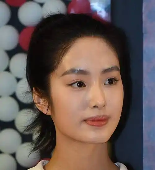 杨采钰,她的身材美丽得太好了!她与陈金飞的跨代恋,是真爱吗?