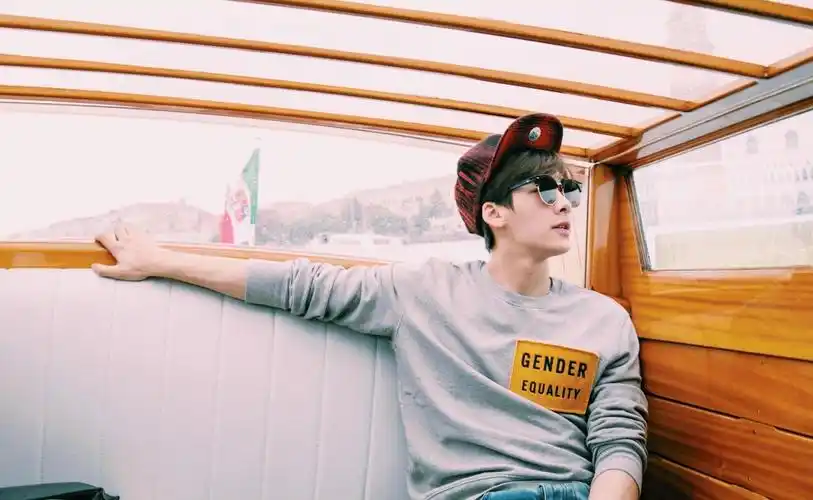 2016李易峰《老炮儿》威尼斯之旅 播出_高清图片大全-爱豆app