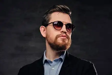 优雅的胡子的男照片