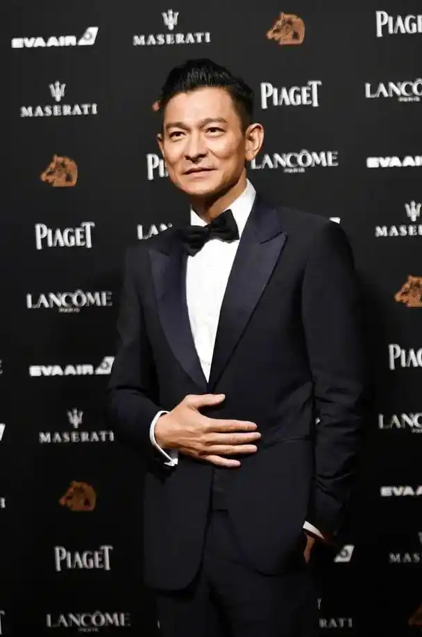 中国电影华表奖颁礼#,刘德华气场压轴,西装帅气 - 抖音