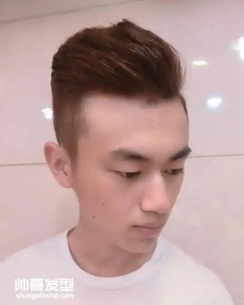 二十多岁男生适合背头发型吗 小男生背头发型图片