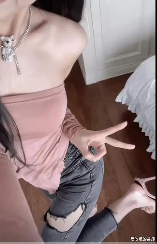 高街女帝粉色裙子(扭腿秀腰的高街女帝)(3)