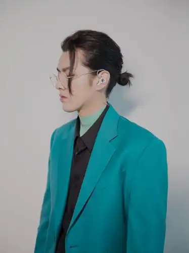 吴亦凡黑白湿发造型,霸气冷傲溢出屏幕,你喜欢这次造型吗?