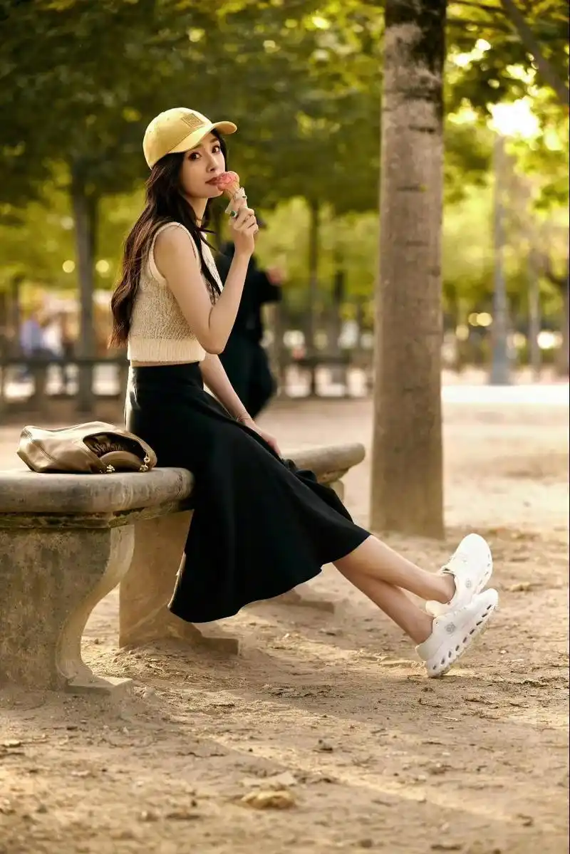 巴黎街拍时刻 巴黎偶遇杨幂私服外出逛街 时髦女郎出街了 我也想偶遇