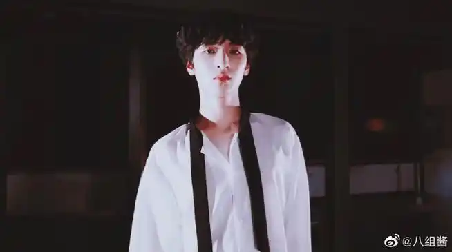 可以单独出道的锁骨#提名严浩翔的锁骨每次他锁骨不小心漏出来,鞠想