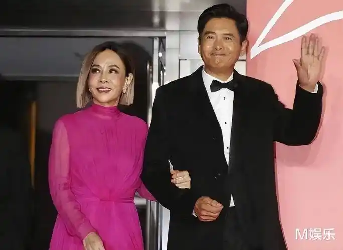 69岁周润发朝阳公园跑步!手臂长满小肉球,身材过瘦双腿似麻杆