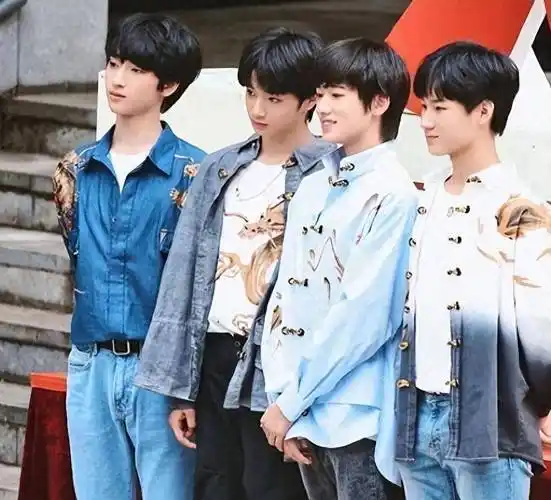 刘耀文严浩翔入选重庆校草大赛,票数让人骄傲,文文一骑绝尘_宋亚轩