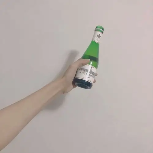 手拿葡萄酒|朋友送了一瓶mini白葡萄酒