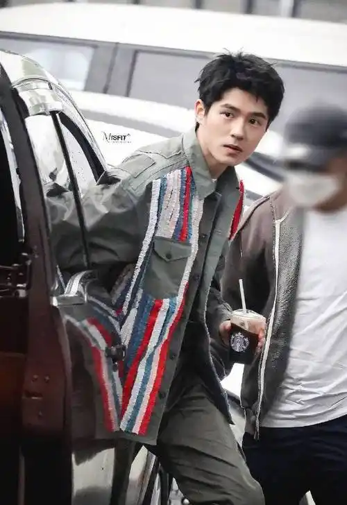 刘昊然回春上热搜他戴着金丝眼镜儒雅英俊帅爆了