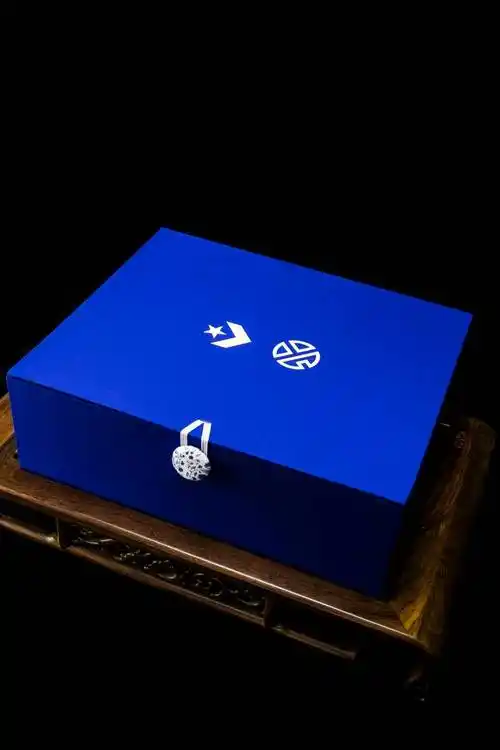 张艺兴脱衣狂舞上热搜!竟然就为一双鞋…_方巾_青花瓷_设计