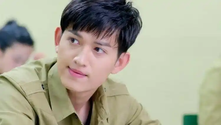 麻辣变形计小迪考试偷吃巧克力,还拿巧克力换同伴答案,这也行