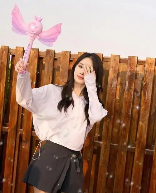 杨幂粉色泡泡少女运动感十足