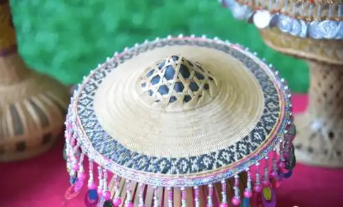 这毛南族传承百年的爱情信物,有小伙伴戴过吗?_花竹帽