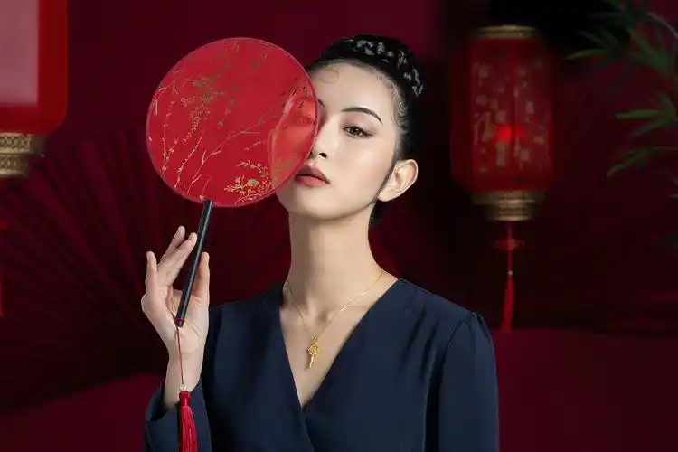 国潮黄金饰品模特拍摄