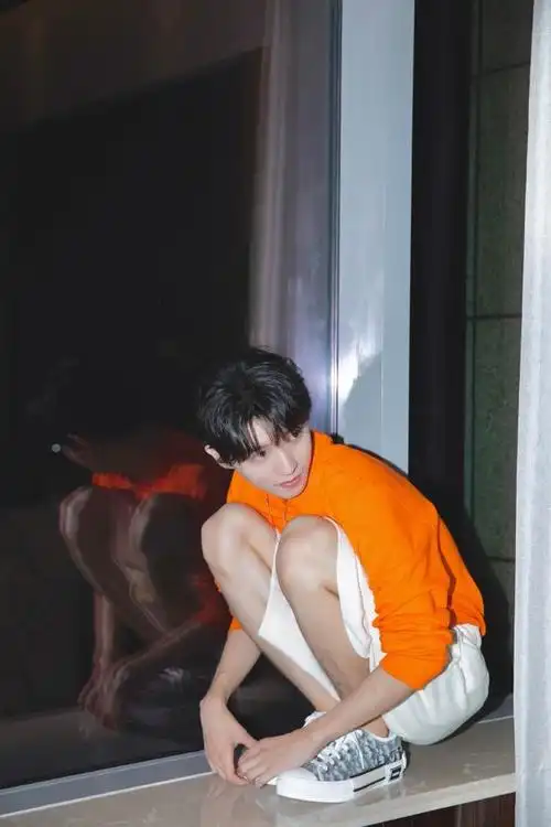 200901王俊凯从未改变的下蹲抱腿不敢相信这是一米八的他