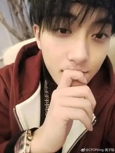 率真黄子韬微博自拍六连,春节期间也不忘追剧《谈判官》