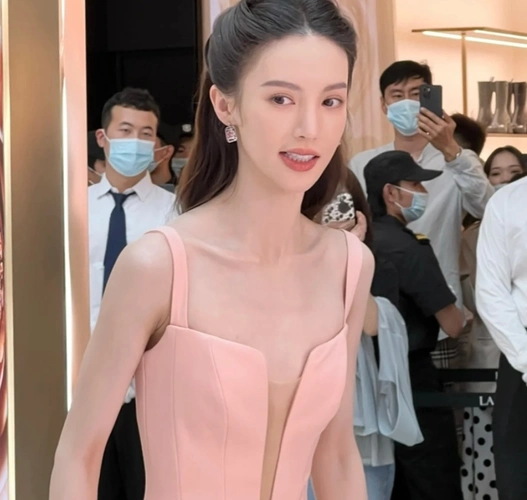 金晨再现排骨胸骨头凸起撑不起礼服杨颖吴谨言也胸前骨头突出