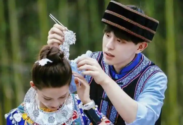 邓伦李沁工作室双双换头像,被指像情侣风,双方都有新作品要上映_网友