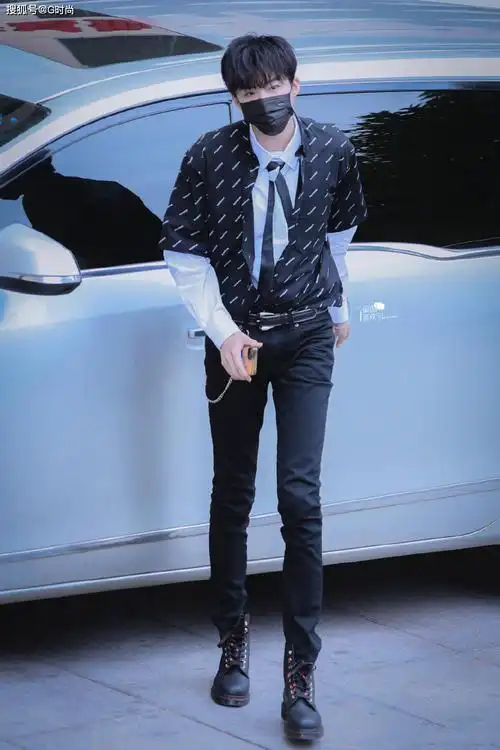 刘宇宁身穿黑色印花短袖衬衫叠穿搭配双领带