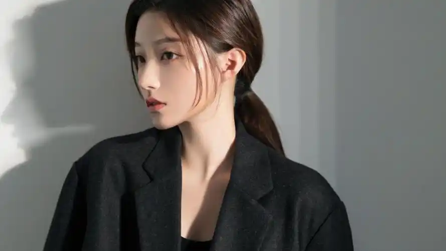 五官精致美女大衣时尚魅力写真