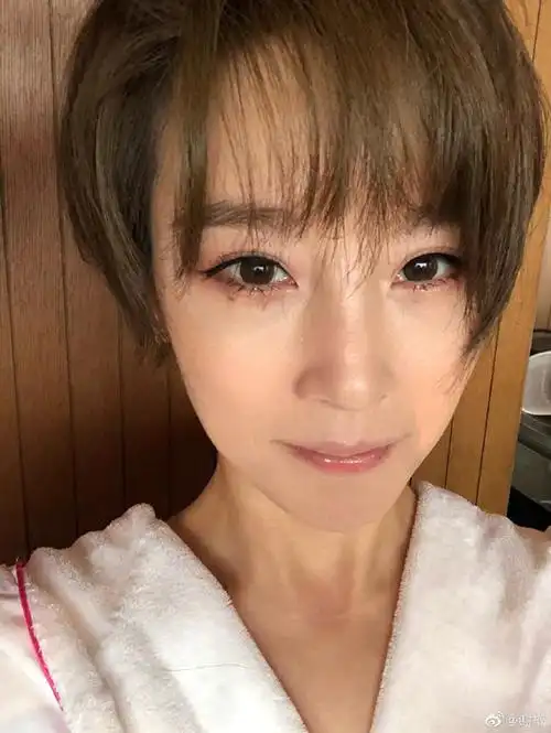 谢楠假期结束分享复工自拍化温柔眼妆变睫毛精