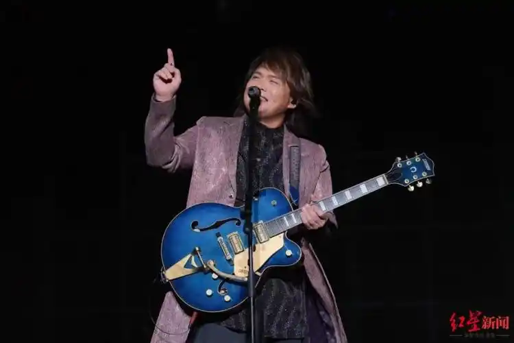 想现场给伍佰唱歌的人太多,伍佰巡演成都站再加一场-腾讯新闻