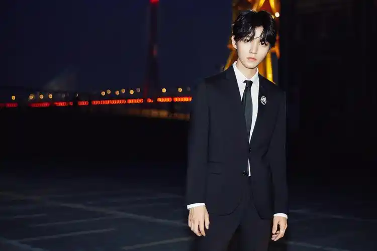 霸道总裁王俊凯黑色西装帅气写真