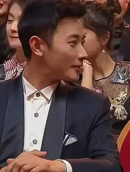 罗晋是有多宠唐嫣晚会现场全程眼神宠溺郑恺直呼狗粮上天了