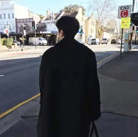 有哪些男士的背影图片可以当头像的黑色的冷酷的那种