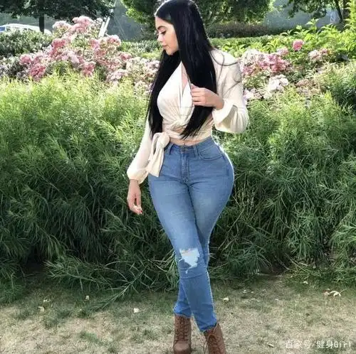 小姐姐身高165cm,体重130斤.