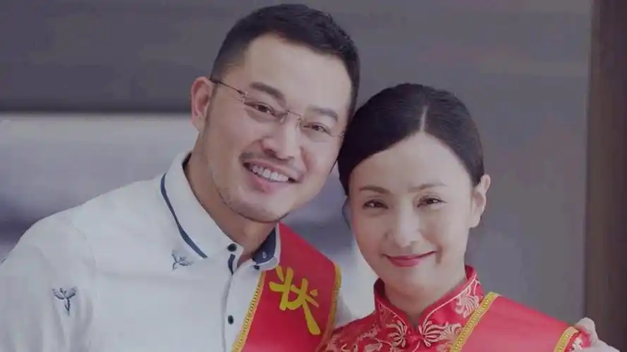 央视名嘴白岩松,隐藏25年的妻子终曝光,默默陪伴多年无怨言