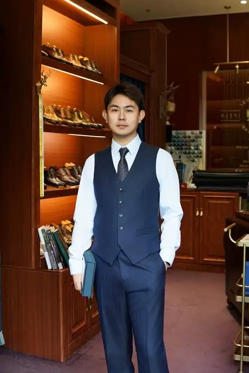 天津西装定制|深蓝蟒纹的别样魅力