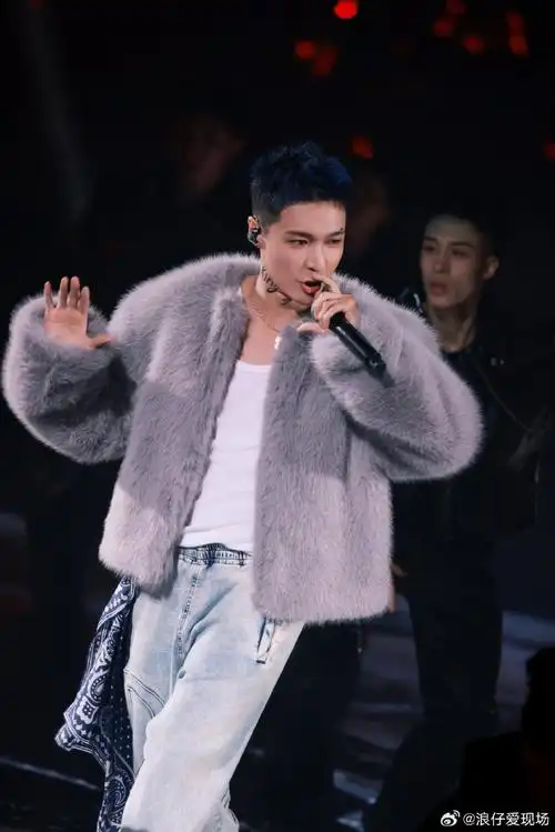 张艺兴蓝发##张艺兴蓝色碎盖短发