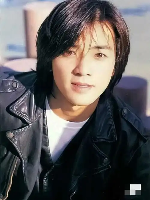 郑伊健迎来54岁生日粉丝晒照引回忆早年长发造型太经典