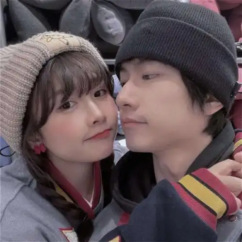 低调的情侣头像真人版一见倾心我要亲吻你