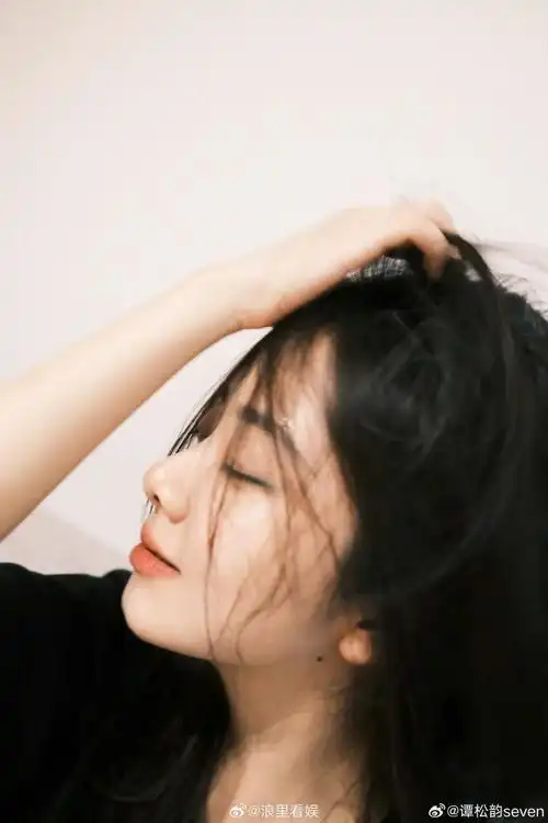 谭松韵眼线到底什么颜色#被@谭松韵seven随拍的眼妆吸引,好大好亮的