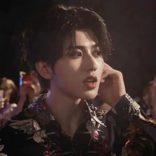 蔡徐坤头像微信搜索关注公众号"趣味表情包"或者直接扫下面拿图二维码