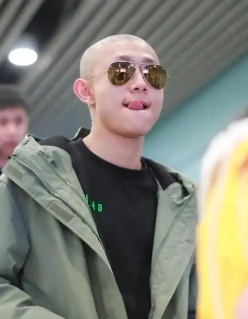 男星新造型光头穿风衣款式太犀利和以前风格真的相差太多