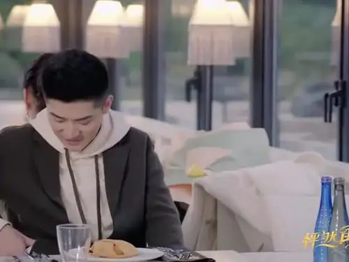 怦然再心动:黄奕跟男嘉宾初见,男嘉宾送大白兔奶糖表心意