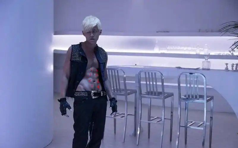 周杰伦的八块腹肌 其中上面四块我看见了 可是下面的四块怎么没有啊?