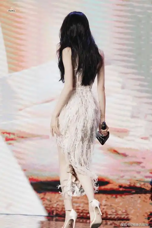原创有一种性感叫迪丽热巴长发飘飘镂空羽毛裙抢镜窈窕身段太迷人