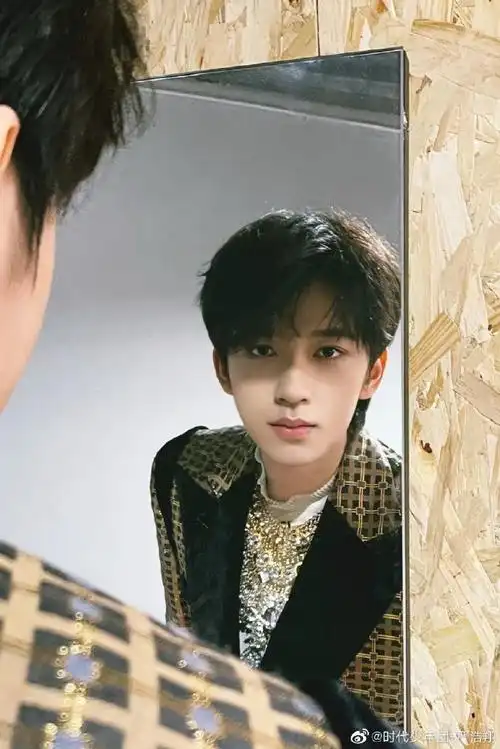 严浩翔说生日快乐贺##严浩翔晒照片为贺峻霖庆生