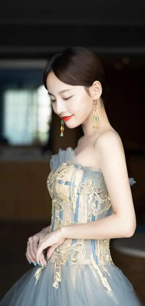 不折不扣的美女张嘉倪